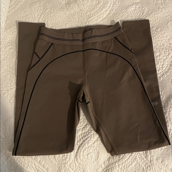 Alo Airbrush High-Waist Heart Throb Legging - Picture 5 of 6